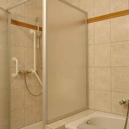 Gaestehaus Drostenhof ゲストハウス 4*